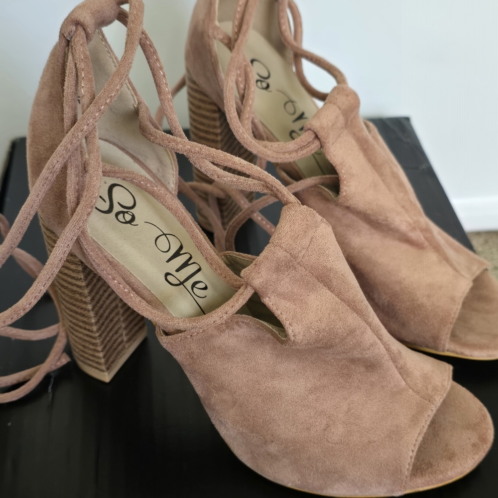 Chunky Heel - Picture 2 of 2